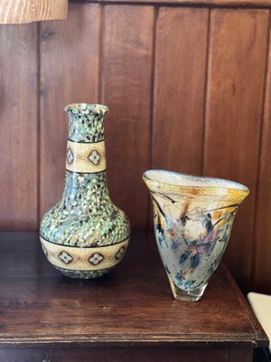 deux vases posés sur une table à côté d'une lampe