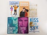 quatre livres sont empilés sur une table