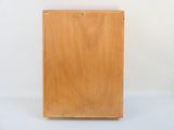 une petite boîte en bois avec une poignée sur une surface blanche