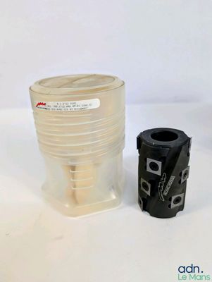un gobelet en plastique et un porte-gobelet en plastique posés sur une surface blanche