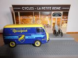 une camionnette miniature posée sur une table