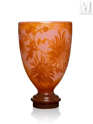 un vase orange orné d'un motif floral