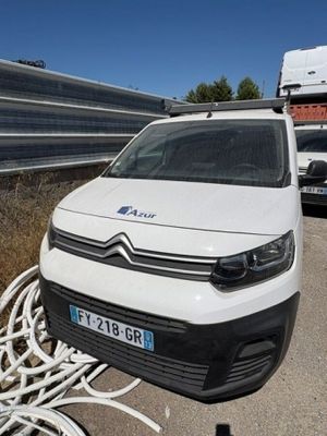une camionnette blanche garée sur le bord de la route