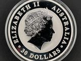Gros plan sur une pièce de monnaie représentant une femme.