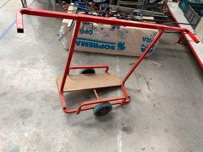 un chariot posé à même le sol dans un entrepôt