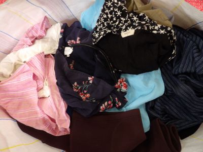 une pile de vêtements sur un lit