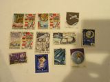 beaucoup de timbres accrochés au mur