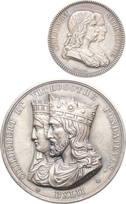 gros plan d'une pièce de monnaie surmontée d'une couronne