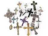 un ensemble de croix et d'autres objets religieux disposés sur une surface blanche
