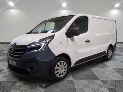 la camionnette blanche est garée sur le sol en damier d'une pièce