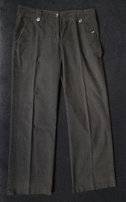 un gros plan d'un pantalon posé sur une surface noire