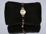 un gros plan d'une montre-bracelet posée sur un sac noir
