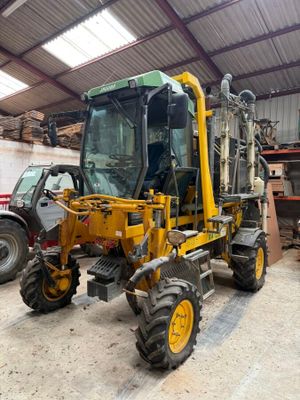 un tracteur garé à l'intérieur d'un bâtiment