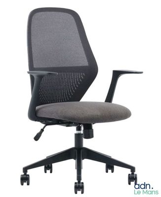 La chaise de bureau est noire et grise, avec une assise grise.