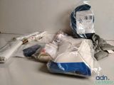 beaucoup d'objets posés sur le sol