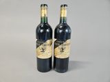 deux bouteilles de vin posées l'une à côté de l'autre sur une table