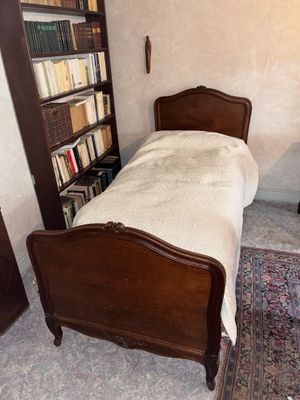 Lit en bois naturel mouluré et sculpté, les chevets asymétri…