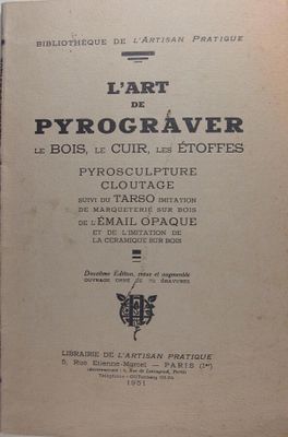 un vieux livre avec un titre en noir et blanc