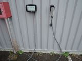 un chargeur électrique branché sur une prise murale