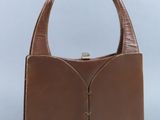 sac à main en cuir marron orné d'un grand nœud sur le devant