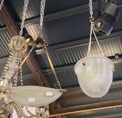 deux lustres suspendus au plafond d'un immeuble