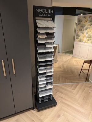 une présentation d'échantillons de carrelage posés au sol dans un magasin
