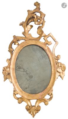 un cadre doré sur lequel est posé un miroir, sur fond blanc