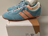 une boîte sur laquelle sont représentées une paire de chaussures bleues et roses
