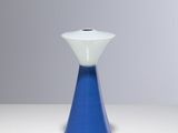 un vase bleu et blanc posé sur une table blanche