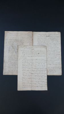 trois pages de vieux papier sur lesquelles il y a des inscriptions