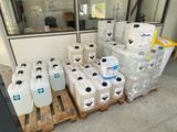 de nombreux récipients remplis d'eau posés sur une palette devant une fenêtre