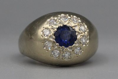 Bague jonc en or gris ornée d’un saphir entouré de brillants formant u - Photo 1
