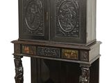 une vieille armoire en bois, avec des sculptures sur la façade et une étagère à l'arrière