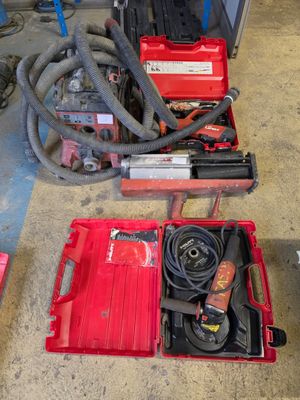 une boîte à outils rouge avec des outils sur le sol