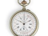 une montre de poche en argent avec des chiffres romains