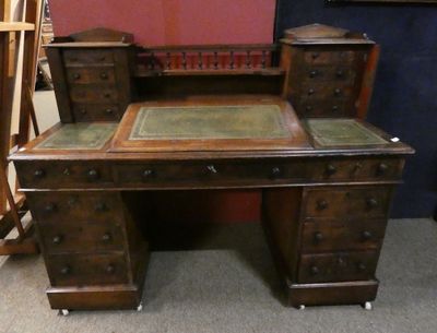 Meuble: Bureau Anglais en acajou (acc sur le cuir) ouvrant p…