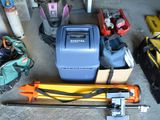 de nombreux outils qui traînent par terre