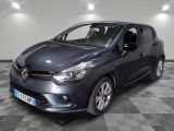la voiture grise est garée sur un sol en damier dans le garage
