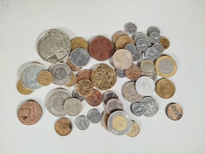 une pile de pièces de monnaie posée sur une surface blanche