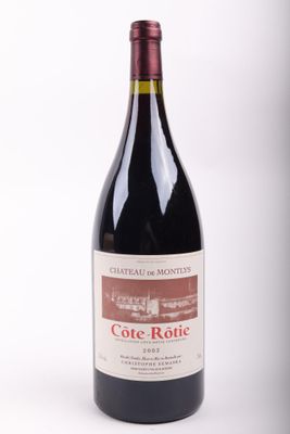 une bouteille de vin posée sur une table
