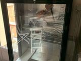 une photo d'une vitrine contenant une chaise