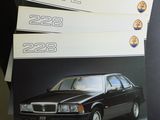 trois rouleaux d'autocollants sur lesquels figure l'image d'une voiture
