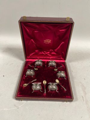 service à thé plaqué argent dans un coffret en velours rouge
