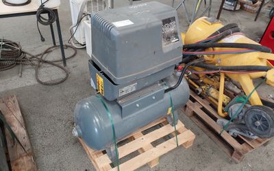 une photo montrant deux compresseurs d'air posés sur une palette en bois