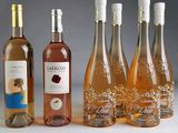 plusieurs bouteilles de vin posées les unes à côté des autres sur une table