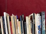 un grand nombre de livres posés sur une table