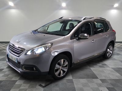 la voiture argentée est garée sur un sol en damier dans le garage