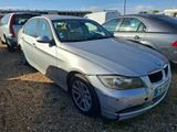 une photo d'une BMW argentée garée sur un parking
