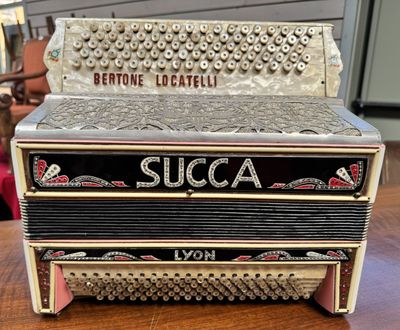 Accordéon BERTONE - LOCATELLI. Vendu par SUCCA à Lyon : Chro…