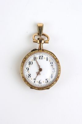 une petite montre de poche en or, attachée à une chaîne